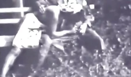 市内中心部に位置するトップレスのビーチアマチュアホームビデオの率直なカメラ映像 着 エロ 動画
