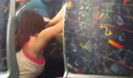より深く探る事です。 最新 エロ 動画 Ginaが汚れBlowjob前汚性の背後にバー