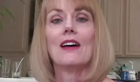 Busty英国ジャスミンmilf豊ニップル、商4u エロ 動画 美女