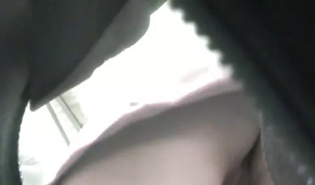 彼は怒りやFucks おもらし 動画 bitch金髪のに苦労